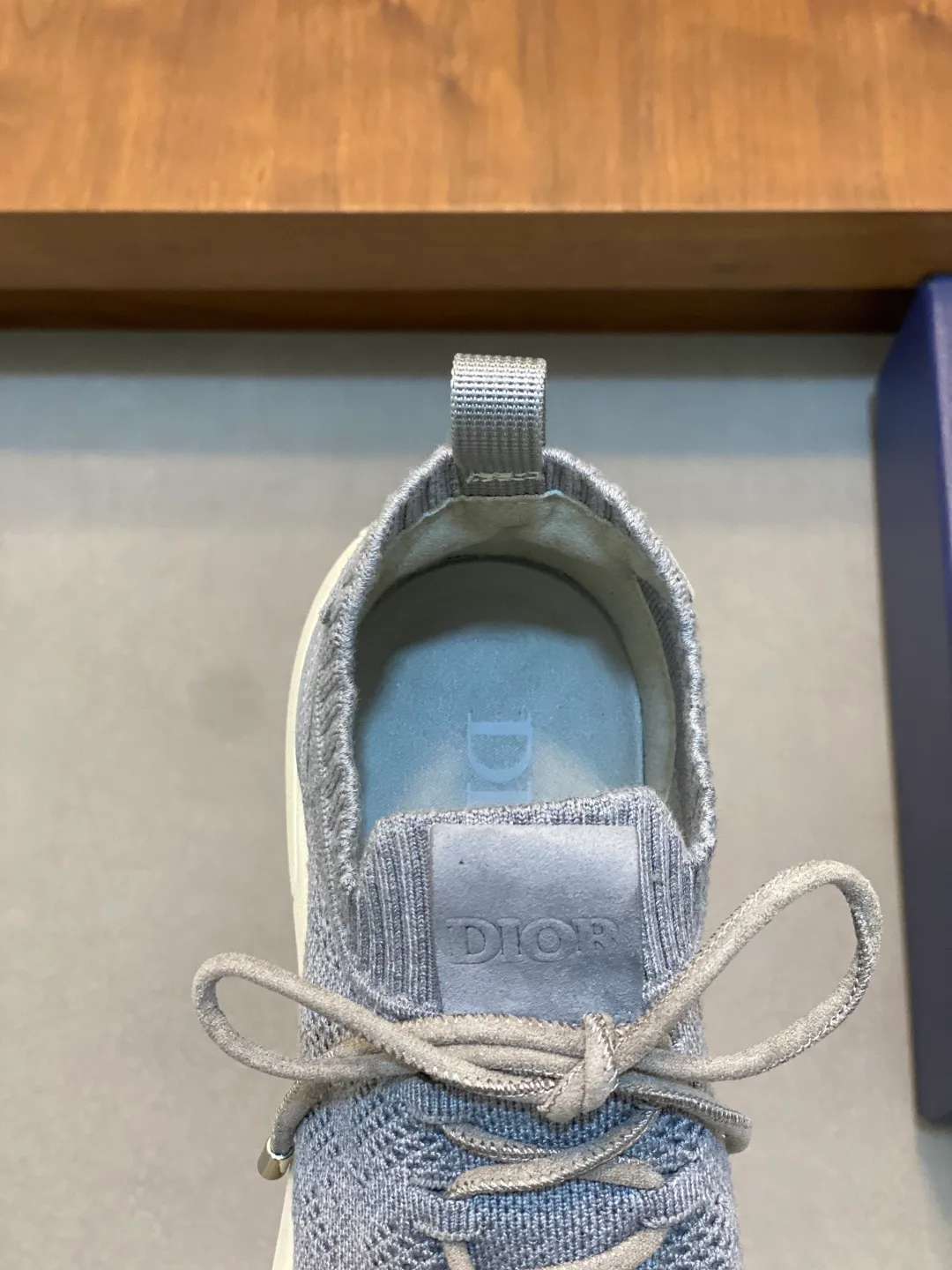 Factory price: 438💰Dior’s latest men’s fashion sneakers. This item draws inspiration from retro jogging shoes. Featuring a thick, low-top design, it features a mesh fabric upper and an ultra-light rubber foam sole. The side is decorated with an embossed "Di~r" logo. Code number: 39-44 (order 38, 45, 46)